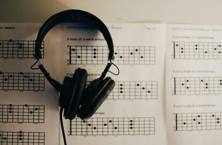 Menelusuri Jejak Melodi: Dari Kearifan Lokal Sulawesi Selatan hingga Nostalgia Panggung Pop Dunia